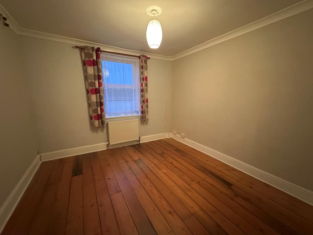 Lot: 77 - SHOP AND STUDIO FOR INVESTMENT WITH VACANT MAISONETTE - Maisonette - Bedroom